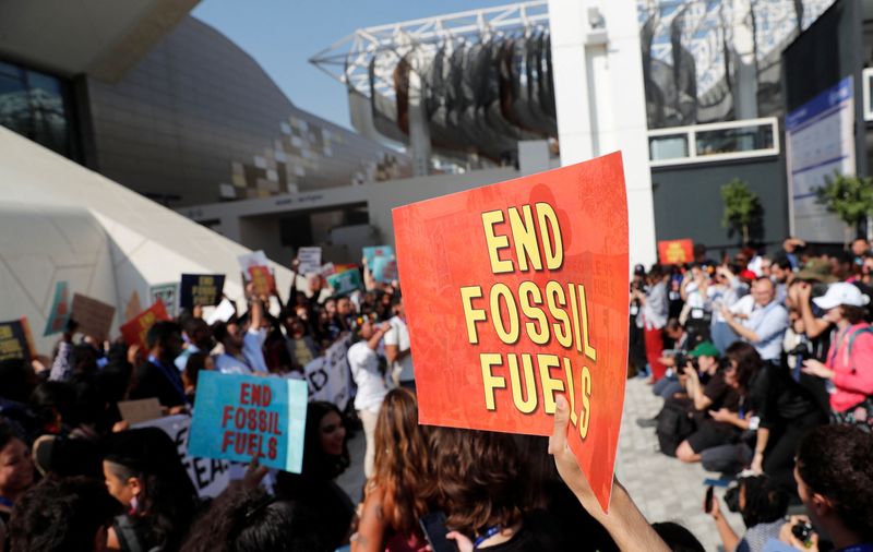 &copy; Reuters. ناشطو المناخ خلال احتجاجهم على الوقود الأحفوري في مدينة إكسبو دبي خلال مؤتمر الأمم المتحدة المعني بتغير المناخ كوب28 في دبي يوم الجمعة. تصوي