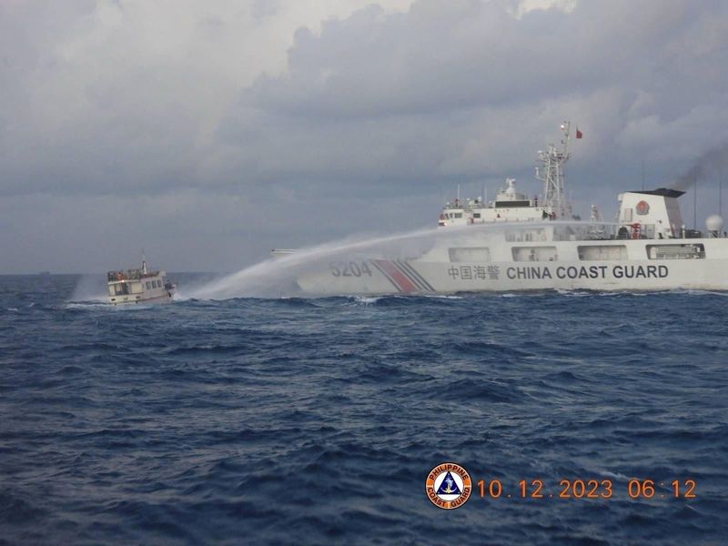 &copy; Reuters. Un buque de la guardia costera china dispara con un cañón de agua contra un buque de reabastecimiento filipino que se dirige al disputado Second Thomas Shoal, en el Mar de China Meridional

Dic 10, 2023. Philippine Coast Guard/Handout via REUTERS