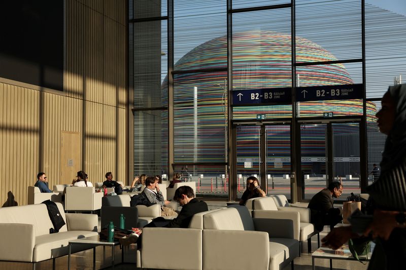 © Reuters. Attendees and delegates sit in a common area during the United Nations Climate Change Conference (COP28) in Dubai, United Arab Emirates, December 10, 2023. REUTERS/Amr Alfiky