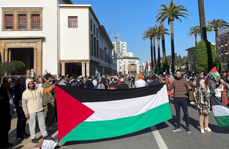 &copy; Reuters. أشخاص يحملون الأعلام الفلسطينية خلال احتجاج لدعم الفلسطينيين في غزة ويطالبون بإنهاء العلاقات مع إسرائيل وسط الصراع المستمر بين إسرائيل وح