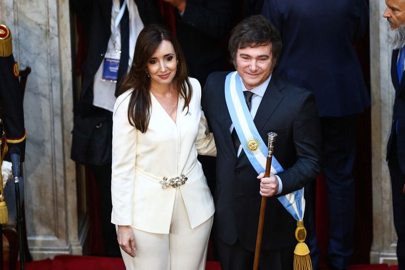 © Reuters. Argentina's new Vice President Victoria Villarruel and Argentina's President Javier Milei embrace during their swearing-in ceremony at the National Congress, in Buenos Aires, Argentina December 10, 2023. REUTERS/Matias Baglietto