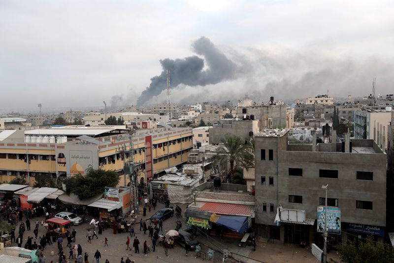 © Reuters. سحب من الدخان المتصاعد جراء غارة إسرائيلية على خان يونس جنوب قطاع غزة يوم الأحد. تصوير: إبراهيم أبو مصطفى - رويترز. 