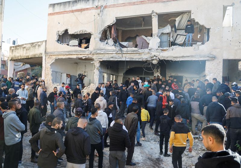 &copy; Reuters. فلسطينيون يتفقدون أضرارا لحقت بمبنى تم تدميره بعد مداهمة في جنين بالضفة الغربية  يوم 29 نوفمبر تشرين الثاني 2023. تصوير: رنين صوافطة - رويترز.