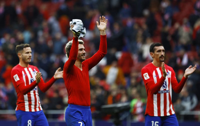 &copy; Reuters. أنطوان جريزمان لاعب أتليتيكو مدريد يحتفل بالفوز في مباراة فريقه أمام ألميريا في دوري الدرجة الأولى الإسباني لكرة القدم في مدريد يوم الأحد. 