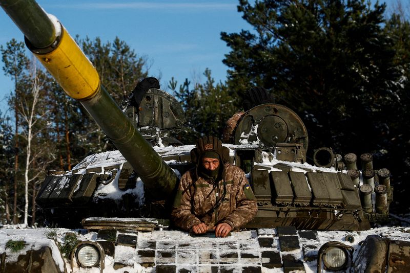 © Reuters. FILE PHOTO: A Ukrainian serviceman sits in a tank during anti-sabotage drills, amid Russia's attack on Ukraine, in Chernihiv region, Ukraine December 5, 2023. REUTERS/Valentyn Ogirenko/File Photo