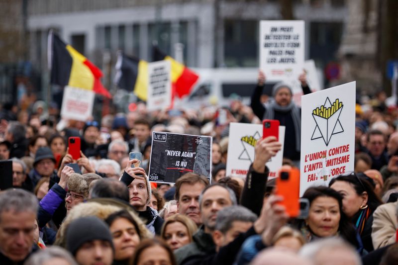 &copy; Reuters. أشخاص يتظاهرون خلال مسيرة ضد معاداة السامية وسط قلق في صفوف الجالية اليهودية في بلجيكا بسبب العدد المتزايد من الحوادث المعادية للسامية في أ