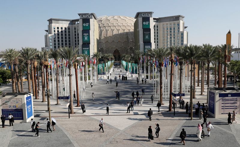 &copy; Reuters. أشخاص يسيرون يوم السبت داخل مدينة دبي التي تستضيف مؤتمر الأمم المتحدة المعني بتغير المناخ (كوب28) بدولة الإمارات . تصوير : توماس موكويا - رويتر