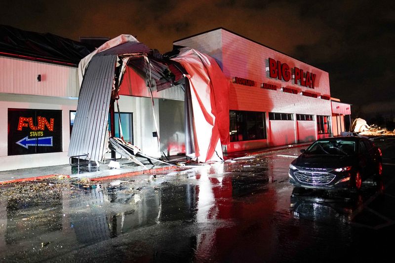 &copy; Reuters. 　１２月１０日、嵐と竜巻が襲った米テネシー州で、最も被害が深刻な地域で非常事態チームが電力復旧や被害調査、清掃作業などを行った。写真はテネシー州ヘンダーソンビル９日撮影（
