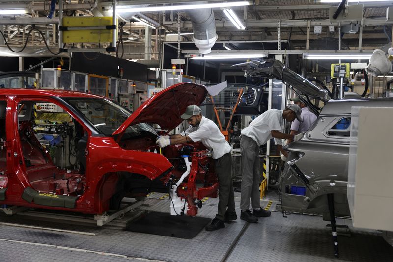 &copy; Reuters. File photo: Employees assemble different parts onto a car panel at the manufacturing plant of Maruti Suzuki in Manesar, in the northern state of Haryana, India, September 26, 2023. REUTERS/Anushree Fadnavis/File photo