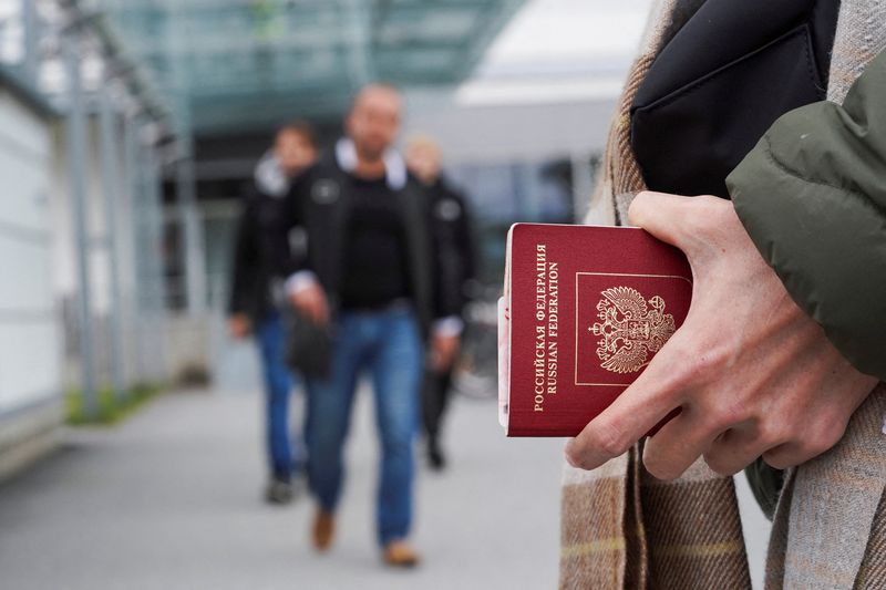 &copy; Reuters. شخص يحمل جواز سفر روسيا عند نقطة حدودية بين روسيا وفنلندا في صورة من أرشيف رويترز .  