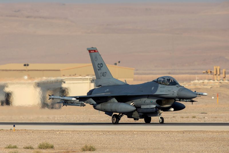 © Reuters. طائرة مقاتلة أمريكية من طراز إف-16 تسير على المدرج خلال تدريبات جوية في قاعدة أوفدا العسكرية الجوية بجنوب إسرائيل في صورة من أرشيف رويترز . 