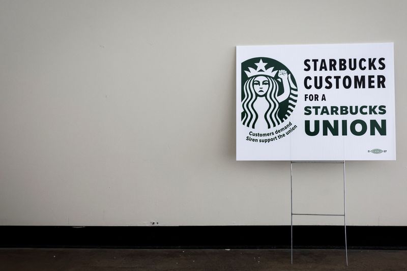 &copy; Reuters. 　米コーヒーチェーン大手スターバックスは、一部の従業員との緊張関係の修復に向け、国内の数百店舗を代表する組合「ワーカーズ・ユナイテッド」に協議再開を求める書簡を送った。ロ