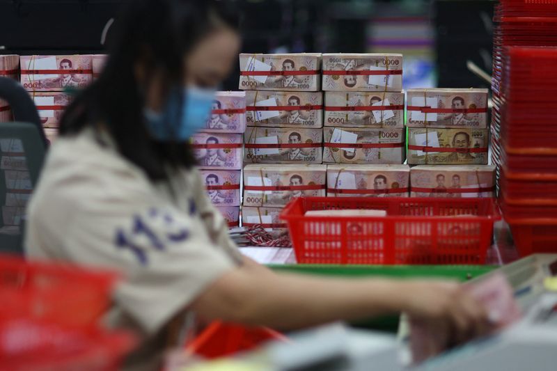&copy; Reuters. 　１２月８日、タイの政府高官は、来年１月１日から１日当たりの平均最低賃金を２．３７％引き上げると明らかにした。バンコクで１月撮影（２０２３年　ロイター／Athit Perawongmetha）