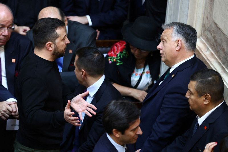 &copy; Reuters. Le Premier ministre hongrois Viktor Orban s'entretient avec le président ukrainien, Volodimir Zelensky, lors de la cérémonie de prestation de serment du président élu argentin Javier Milei au Congrès national, à Buenos Aires. /Photo prise le 10 dé