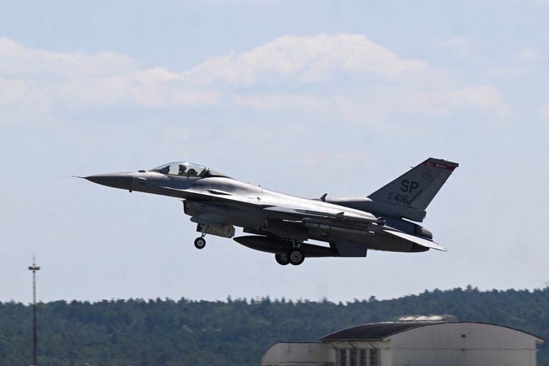 &copy; Reuters. FOTO DE ARCHIVO: Un caza F-16 despega durante una jornada para los medios de comunicación del ejercicio militar de la OTAN "Air Defender 23" en la base aérea estadounidense de Spangdahlem, cerca de la frontera entre Alemania y Bélgica, en Spangdahlem, 