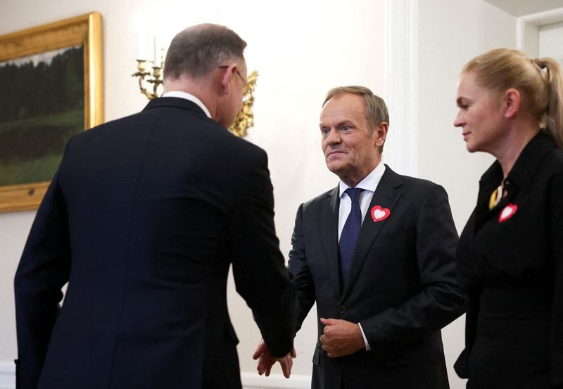 © Reuters. FILE PHOTO: Polish President Andrzej Duda greets Donald Tusk and Barbara Nowacka, leaders of the Civic Coalition (KO), during consultations with leaders of the two main parties in the newly elected parliament - Law and Justice and Civic Platform, at the Presidential Palace in Warsaw, Poland, October 24, 2023. REUTERS/Kacper Pempel/File Photo