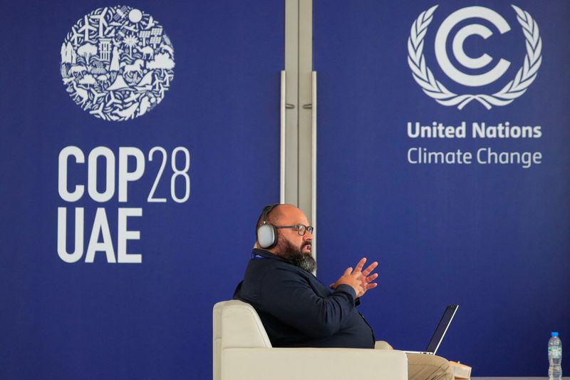 &copy; Reuters. Un delegato utilizza il suo computer all'Expo City di Dubai durante la Conferenza delle Nazioni unite sui cambiamenti climatici (Cop28) a Dubai, negli Emirati Arabi Uniti, 11 dicembre 2023. REUTERS/Thomas Mukoya