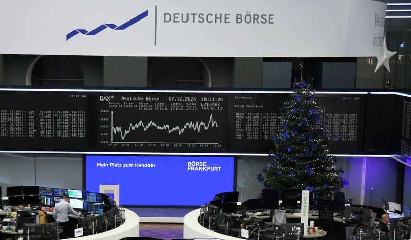 &copy; Reuters. شاشات تعرض مؤشر داكس الألماني في بورصة فرانكفورت بألمانيا يوم السابع من ديسمبر كانون الأول 2023. تصوير: رويترز.