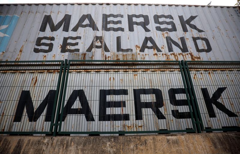 &copy; Reuters. شعار شركة ميرسك الدنمركية للشحن على حاويتين في برشلونة بإسبانيا في صورة من  أرشيف رويترز.