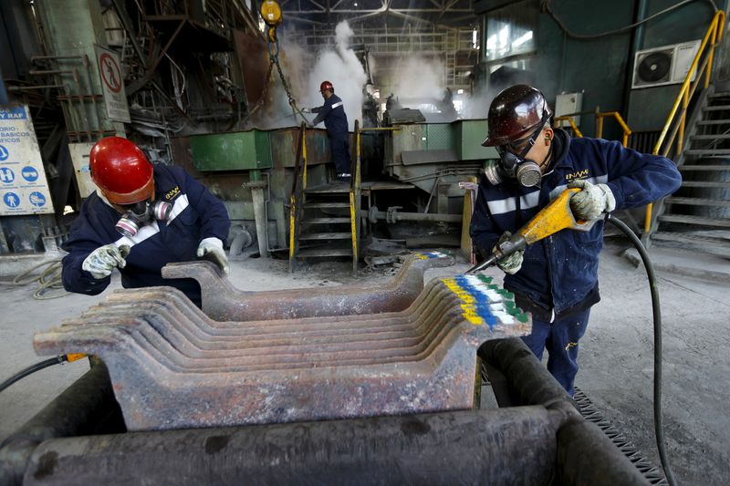 &copy; Reuters. FOTO DE ARCHIVO: Empleados trabajan en la planta de cátodos de cobre de ENAMI (Empresa Nacional de Minería) en la localidad de Tierra Amarilla, cerca de la ciudad de Copiapó, al norte de Santiago, Chile. 15 de diciembre, 2015. REUTERS/Ivan Alvarado