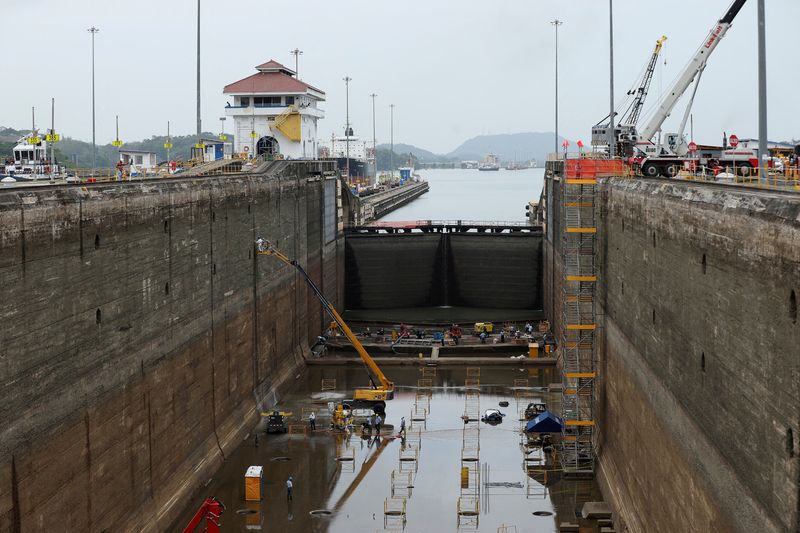 &copy; Reuters. FOTO DE ARCHIVO: Empleados del Canal de Panamá trabajan en una cámara seca del Carril Oeste de las esclusas de Pedro Miguel durante su mantenimiento periódico, en Ciudad de Panamá, Panamá. 12 de mayo de 2023. REUTERS/Aris Martinez/Archivo