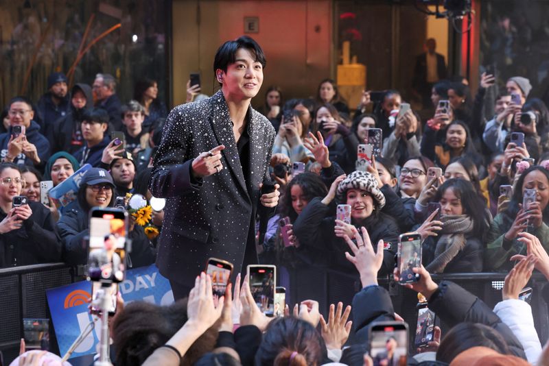 &copy; Reuters. FOTO DE ARCHIVO. El cantante Jungkook de BTS actúa en el programa 'Today' de la NBC en el Rockefeller Center de Nueva York, Estados Unidos. 8 de noviembre de 2023. REUTERS/Caitlin Ochs