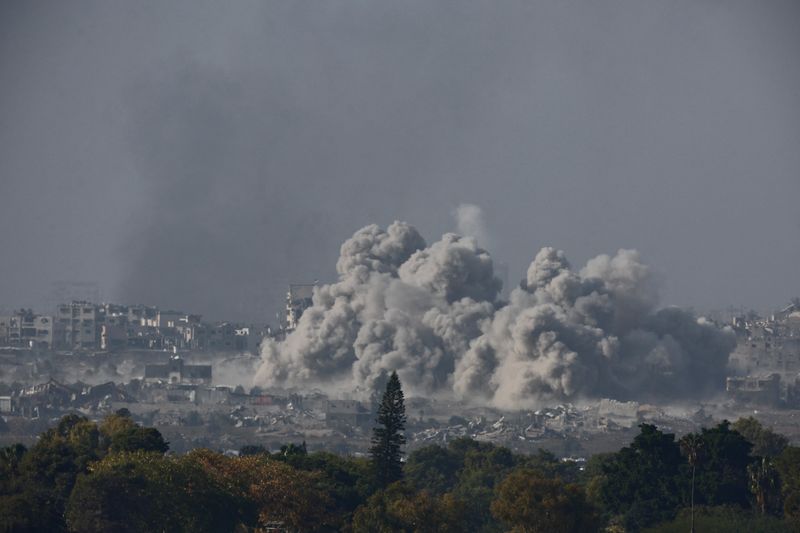 &copy; Reuters. Fumée et débris après une frappe aérienne israélienne dans le centre de Gaza. /Photo prise le 11 décembre 2023/REUTERS/Amir Cohen