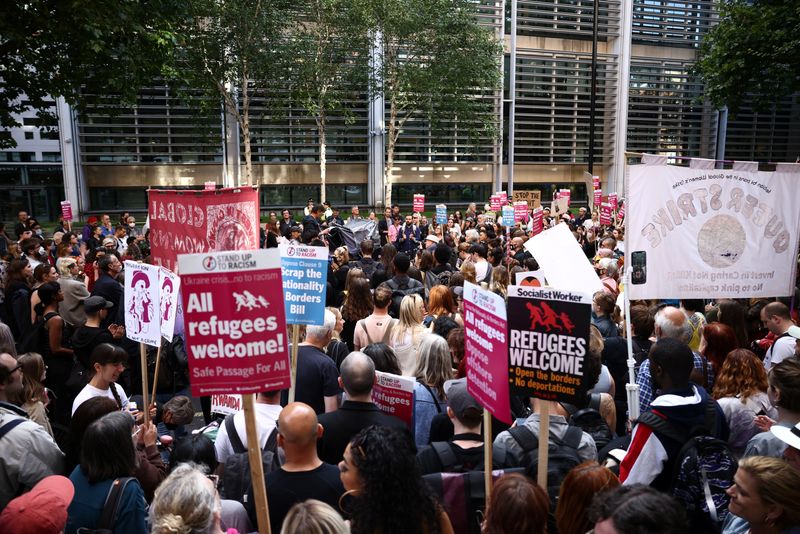 &copy; Reuters. Protestors demonstrate outside the Home Office against the British Governments plans to deport asylum seekers to Rwanda, in London, Britain, June 13, 2022. REUTERS/Henry Nicholls/File Photo