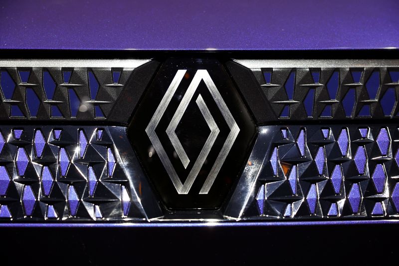 &copy; Reuters. Le logo de Renault est visible sur une voiture exposée lors de la journée des investisseurs du groupe consacrée à sa nouvelle unité de véhicule électrique Ampere à Paris. /Photo prise le 15 novembre 2023/REUTERS/Gonzalo Fuentes