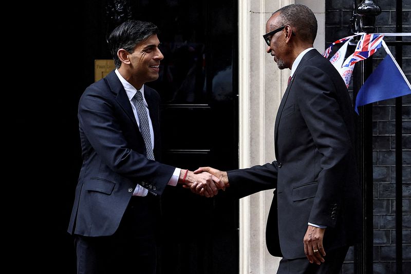 &copy; Reuters. FILE PHOTO: British Prime Minister Rishi Sunak shakes hands with Rwandan President Paul Kagame at Downing Street in London, Britain May 4, 2023. REUTERS/Henry Nicholls/File Photo