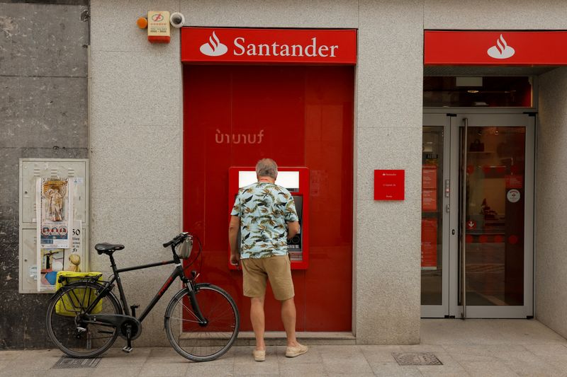 &copy; Reuters. FOTO DE ARCHIVO: Un hombre utilizando un cajero automático en una sucursal bancaria del Santander en Ronda, España. 25 de octubre de 2022. REUTERS/Jon Nazca