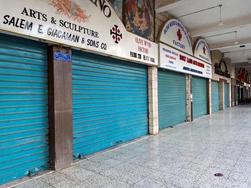 &copy; Reuters. A view of shuttered souvenir shops around the Manger Square in Bethlehem, in the Israeli-occupied West Bank, December 9, 2023. REUTERS/Lucy Marks