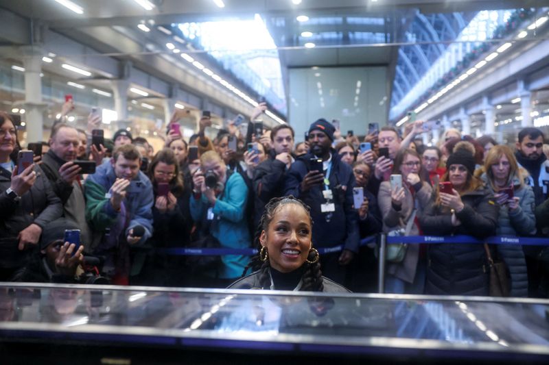 &copy; Reuters. Singer Alicia Keys gives a surprise performance on Elton John's piano at St. Pancras International Station in London, Britain, December 11, 2023. REUTERS/Hannah McKay