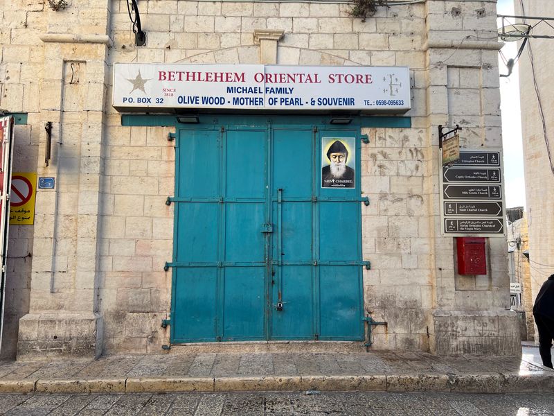 &copy; Reuters. Foto del sábado de una tienda de recuerdos cerrada en una calle junto a la Iglesia de la Natividad y la Plaza del Pesebre de Belén, en Cisjordania

Dic 9, 2023. REUTERS/Lucy Marks