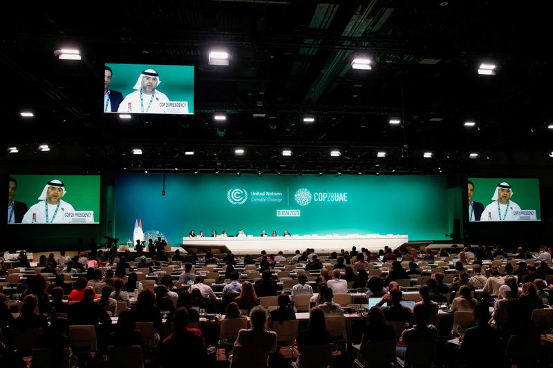 © Reuters. ماجد السويدي المدير العام لمؤتمر الأمم المتحدة المعني بتغير المناخ (كوب28) المقام في دبي يتحدث أمام المؤتمر يوم الاثنين. تصوير: توماس موكويا - رويترز 