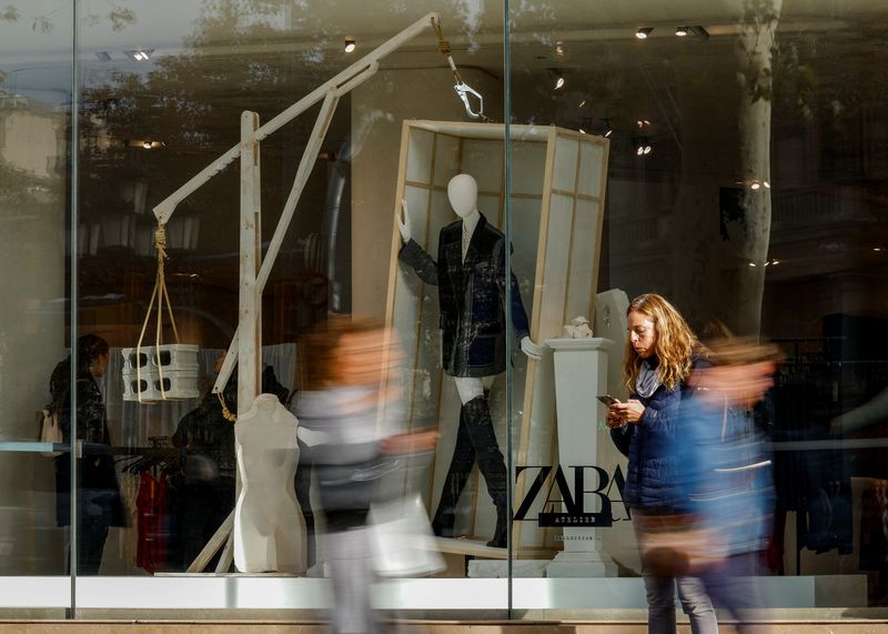 &copy; Reuters. People walk past a Zara shop window at Passeig de Gracia in Barcelona, Spain, December 11, 2023. REUTERS/ Albert Gea/File Photo