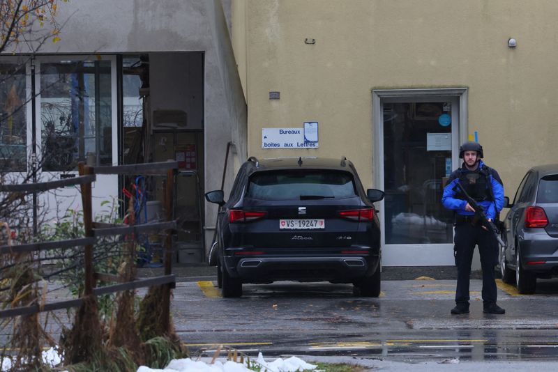© Reuters. أحد أفراد الشرطة يقف لتأمين منطقة شهدت إطلاق نار في بلدة سيون السويسرية يوم الاثنين. تصوير: دينيس باليبوس - رويترز