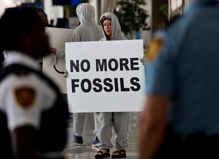 &copy; Reuters. Un activista asiste a una protesta en la Conferencia de las Naciones Unidas sobre el Cambio Climático COP28 en Dubái, Emiratos Árabes Unidos, el 11 de diciembre de 2023. REUTERS/Thaier Al-Sudani