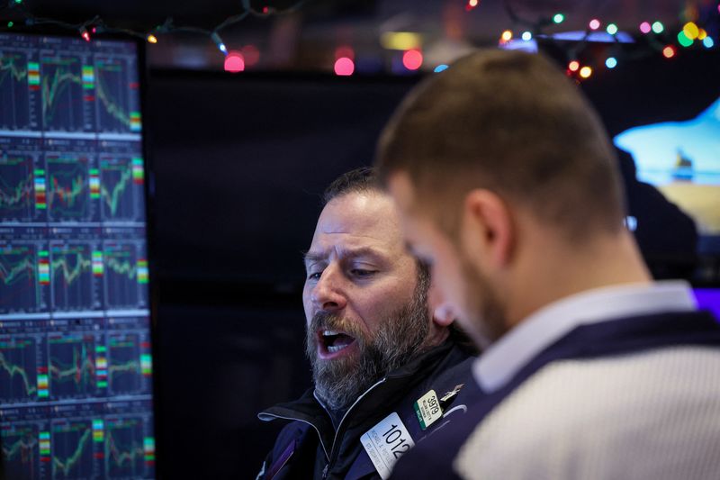 © Reuters. Traders work on the floor at the New York Stock Exchange (NYSE) in New York City, U.S., December 11, 2023.  REUTERS/Brendan McDermid