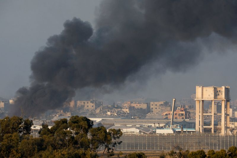 &copy; Reuters. Colonne di fumo si alzano da Gaza dopo un attacco israeliano. 11 dicembre 2023. REUTERS/Amir Cohen