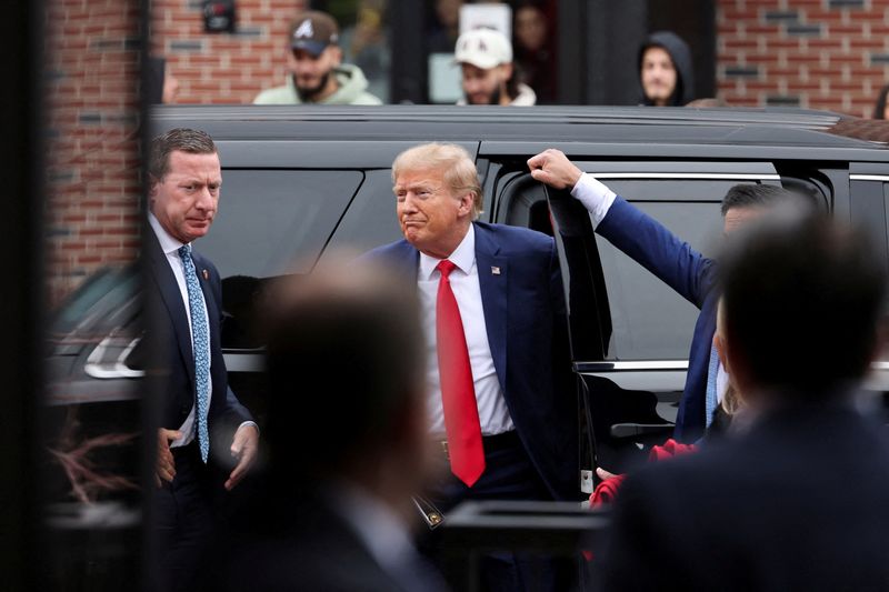 &copy; Reuters. FILE PHOTO: Former U.S. President and Republican presidential candidate Donald Trump arrives to rally with supporters at a "commit to caucus" event at a Whiskey bar in Ankeny, Iowa, U.S. December 2, 2023. REUTERS/Carlos Barria/File Photo