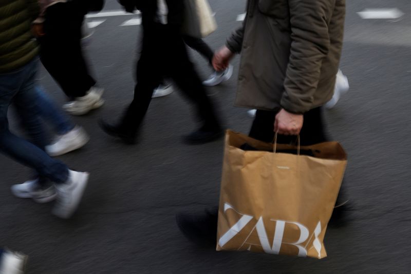&copy; Reuters. Un uomo con una borsa di Zara cammina nel centro di Madrid. 11 dicembre 2023.  REUTERS/Susana Vera
