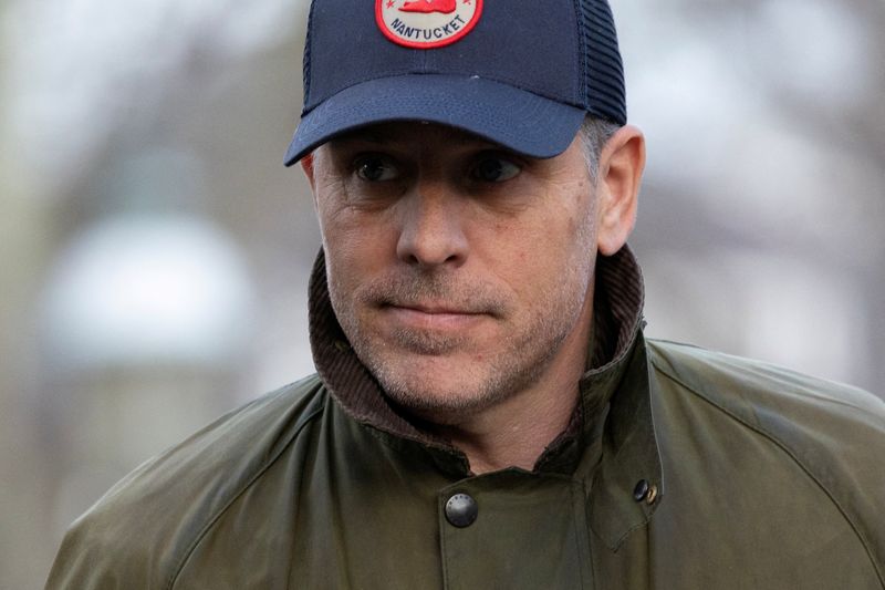 &copy; Reuters. FILE PHOTO: Hunter Biden, son of U.S. President Joe Biden, walks with family members in Nantucket, Massachusetts, U.S, November 24, 2023. REUTERS/Tom Brenner/File Photo