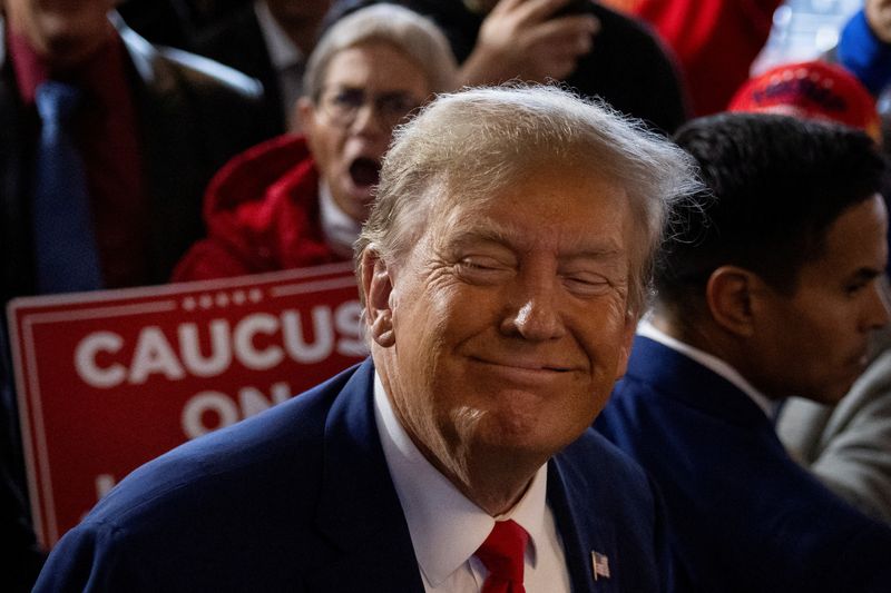 &copy; Reuters. FILE PHOTO: Former U.S. President and Republican presidential candidate Donald Trump rallies with supporters at a "commit to caucus" event at a Whiskey bar in Ankeny, Iowa, U.S. December 2, 2023. REUTERS/Carlos Barria/File Photo