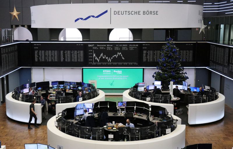 &copy; Reuters. شاشات تعرض بيانات مؤشر داكس الألماني في بورصة فرانكفورت يوم الاثنين. تصوير: رويترز.
