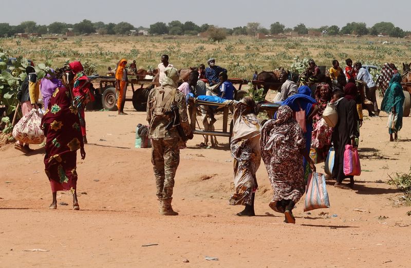 &copy; Reuters. Famílias que fogem de Ardamata, em Darfur Ocidental, atravessam para Adre, no Chade, após onda de violência étnica
07/11/2023
REUTERS/El Tayeb Siddig