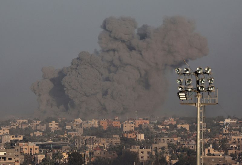 © Reuters. Smoke rises after Israeli strikes, amid the ongoing conflict between Israel and the Palestinian Islamist group Hamas, in Khan Younis in the southern Gaza Strip, December 11, 2023. REUTERS/Ibraheem Abu Mustafa