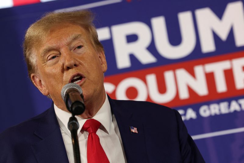 © Reuters. Former U.S. President and Republican presidential candidate Donald Trump rallies with supporters at a 