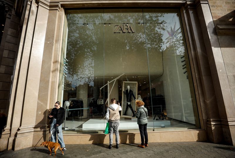 © Reuters. People look at a Zara shop window at Passeig de Gracia in Barcelona, Spain, December 11, 2023. REUTERS/ Albert Gea