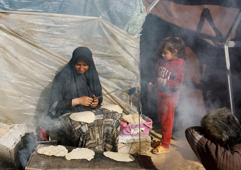&copy; Reuters. Palestinos deslocados, que deixaram suas casas devido aos ataques israelenses, abrigam-se em um acampamento perto da fronteira com o Egito, em Rafah
11/12/2023
REUTERS/Mohammed Salem